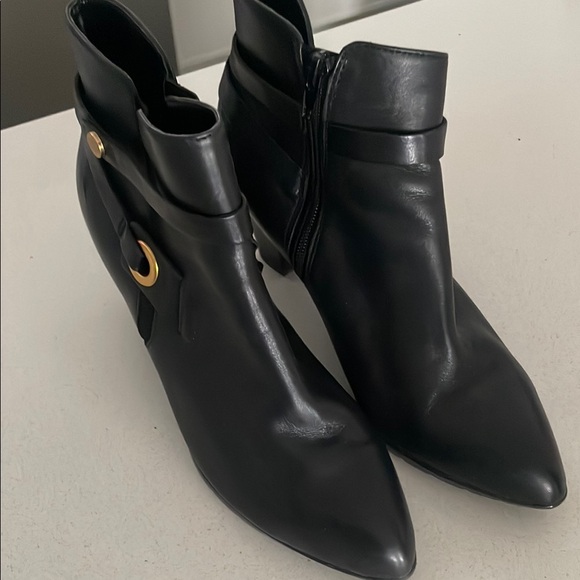 Elegant Anne Klein 9 Black Ankle Boots - Picture 2 of 10